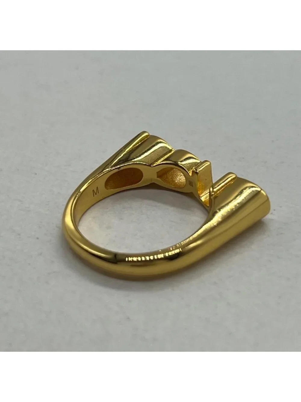 Gucci No 16: Logo Ring M Gold